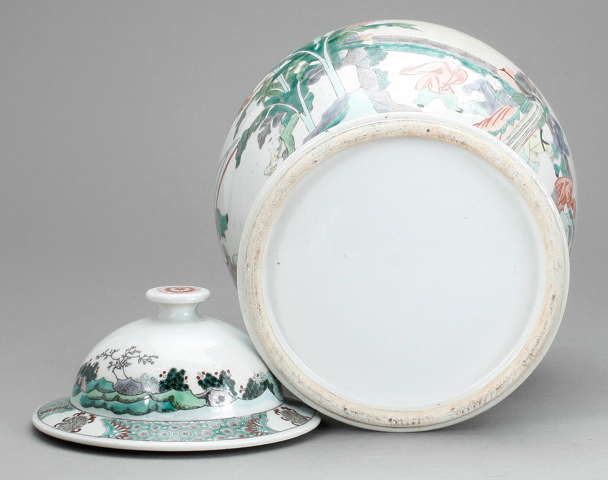 URNA MED LOCK, porslin, Kina, 1900-talet första del.