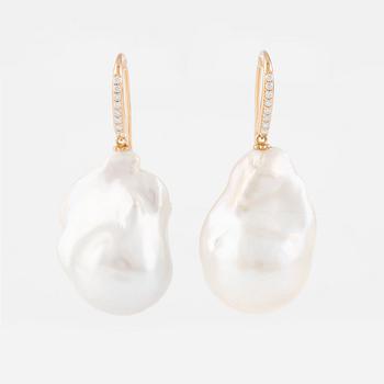 Earrings, 18K gold with cultured pearls and brilliant-cut diamonds.