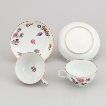 Four cups with six (4+2)dishes, Qing dynasty, 18th century.