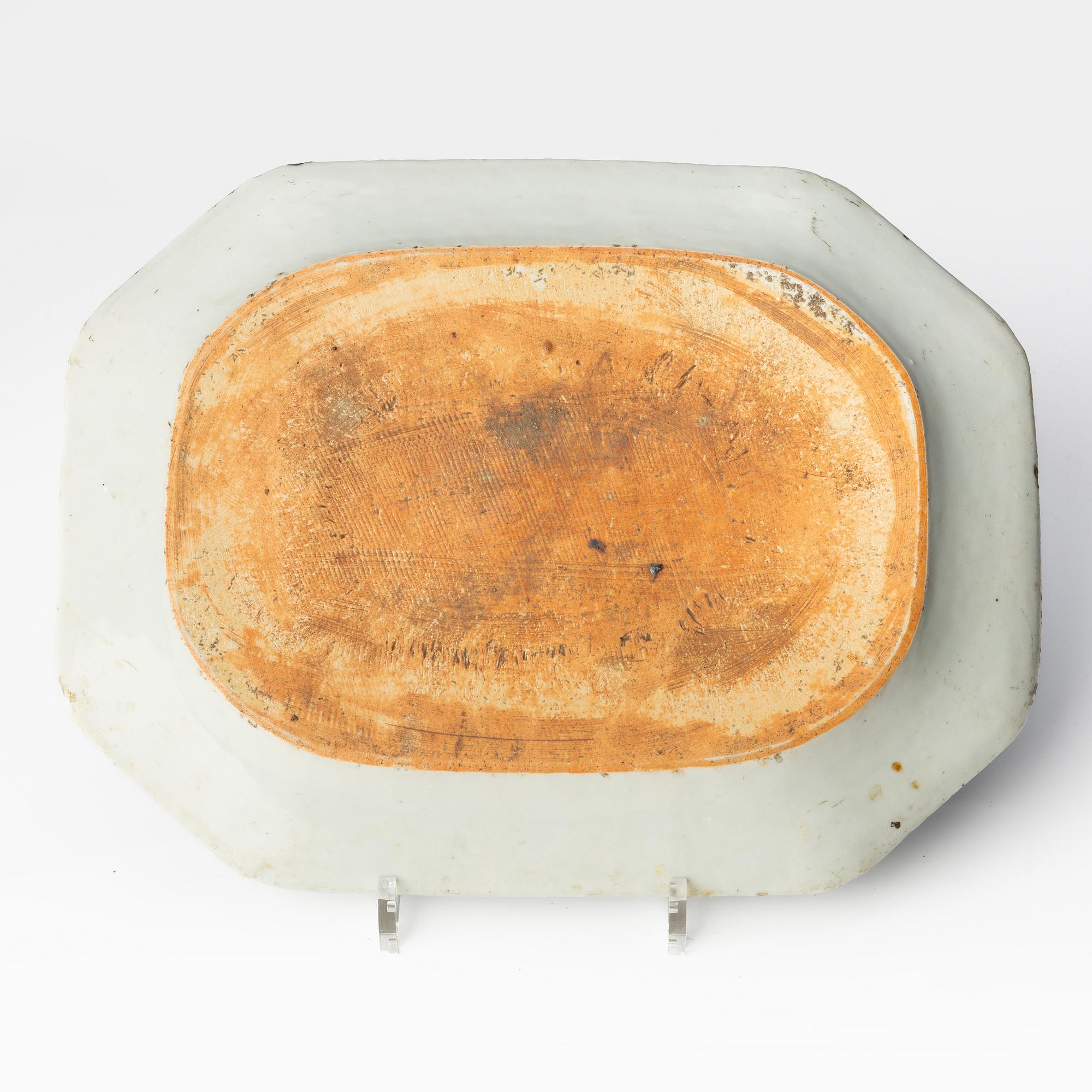 Stekfat, porslin. Qingdynastin, Qianlong (1736-95).