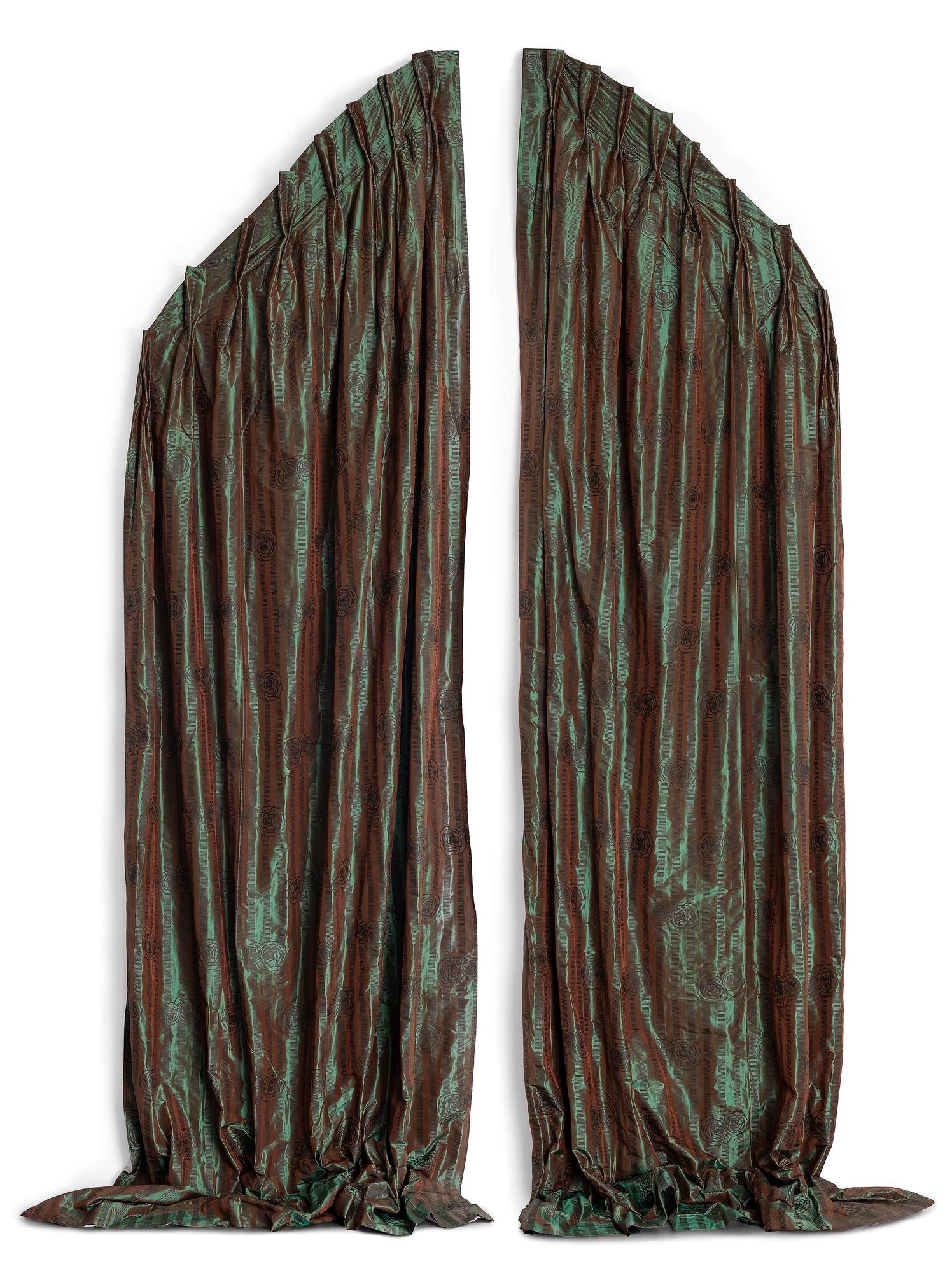 Gardiner, ett par, grönt mönstrat siden.