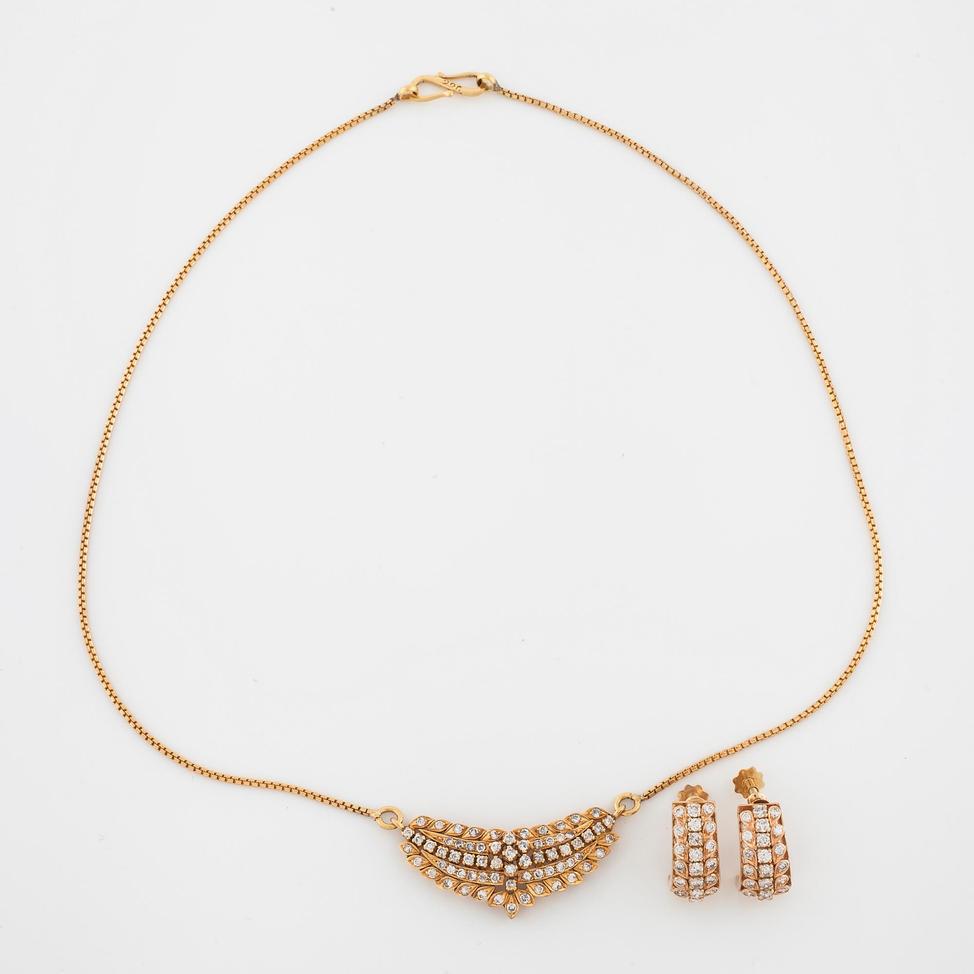 COLLIER SAMT ÖRHÄNGEN, med briljantslipade diamanter totalt ca 1.30 ct.