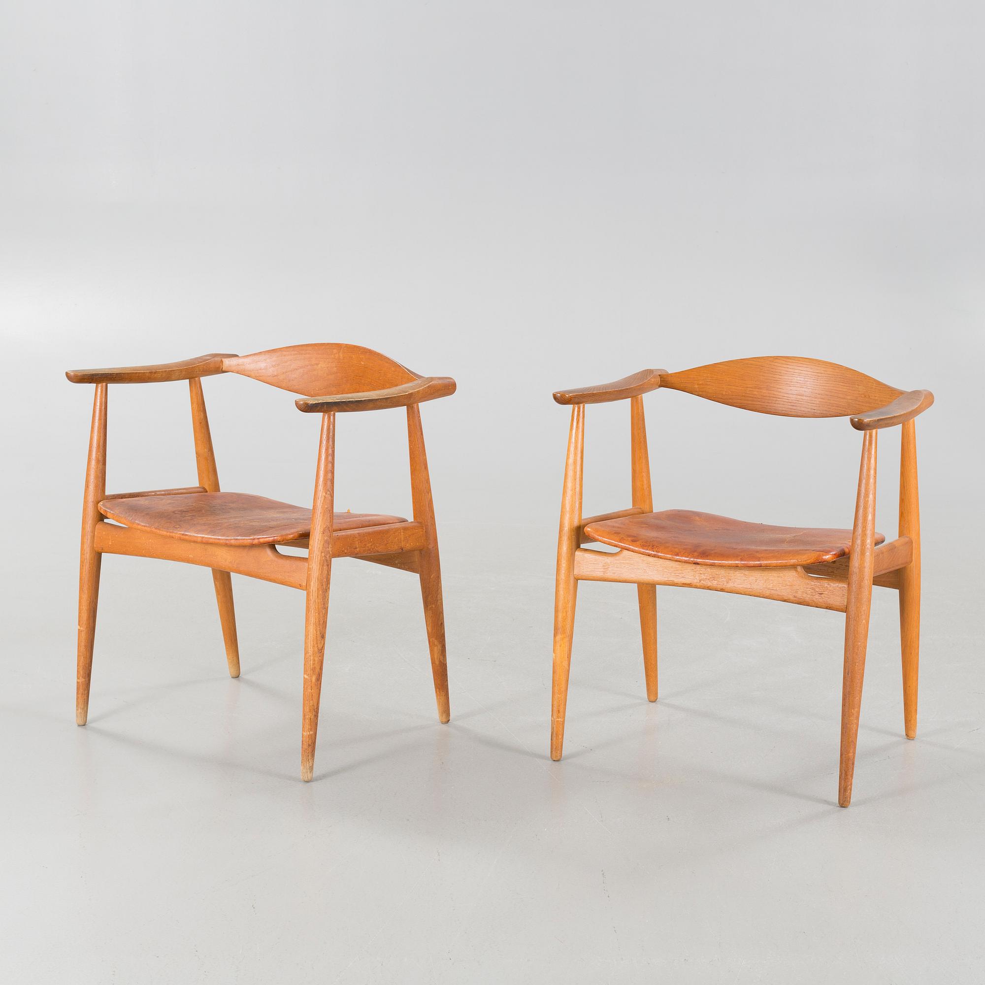 HANS J WEGNER, a pair of arm chairs for Carl Hansen & Son, model "CH35", third quarter of the 20th century.