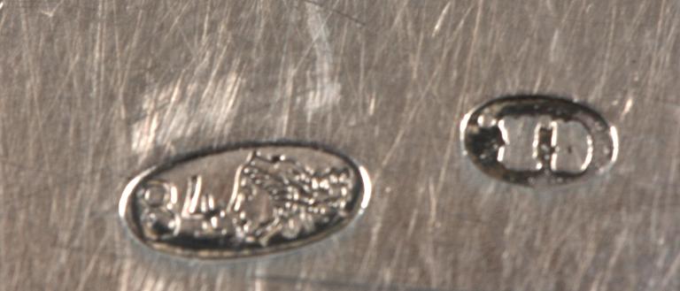 BRICKA, silver, utländska stämplar, 1900-tal. Vikt c:a 1100 g.