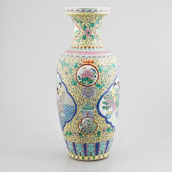 A Chinese porcelain vase, second half of te 20th century.