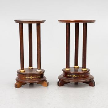 Piedestaler, ett par snarlika, omkring år 1900. Empirestil.