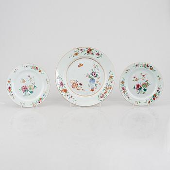 Five Famille rose plates and a charger, China, Qianlong (1736-95).