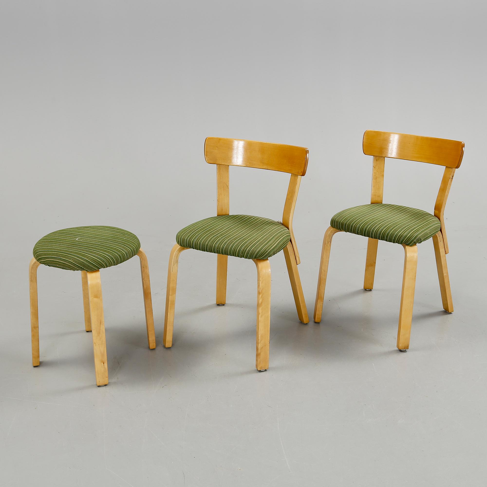 STOLAR, ett par samt PALL , modell 69, Alvar Aalto, Artek, 1900-talets andra hälft.