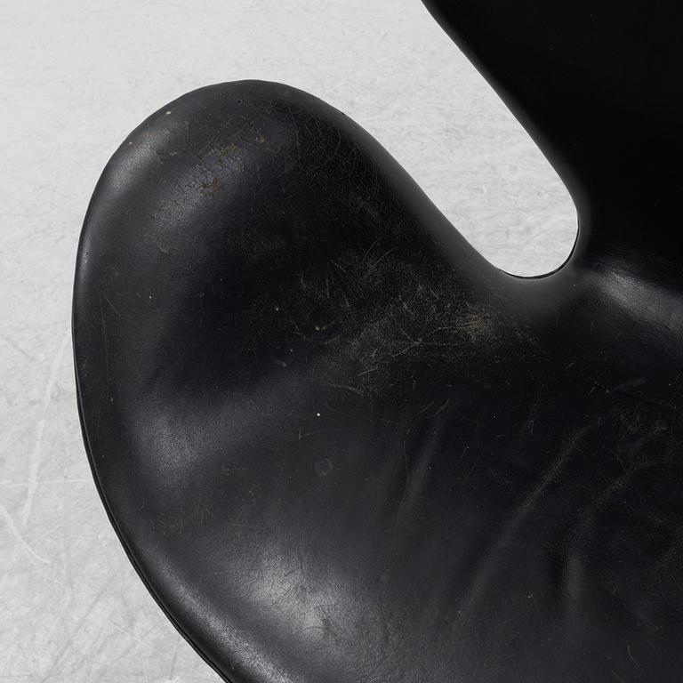 Arne Jacobsen,  fåtölj, "Svanen", Firtz Hansen, Danmark, 1960/70-tal.