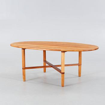 A coffee table named "Opus 9", designed Søren Nissen och Ebbe Gehl and made in the 21th century.