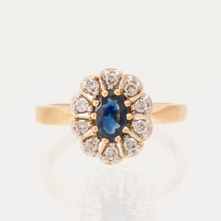 Ring 18K guld och oval fasetterad safir samt runda briljantslipade diamanter.
