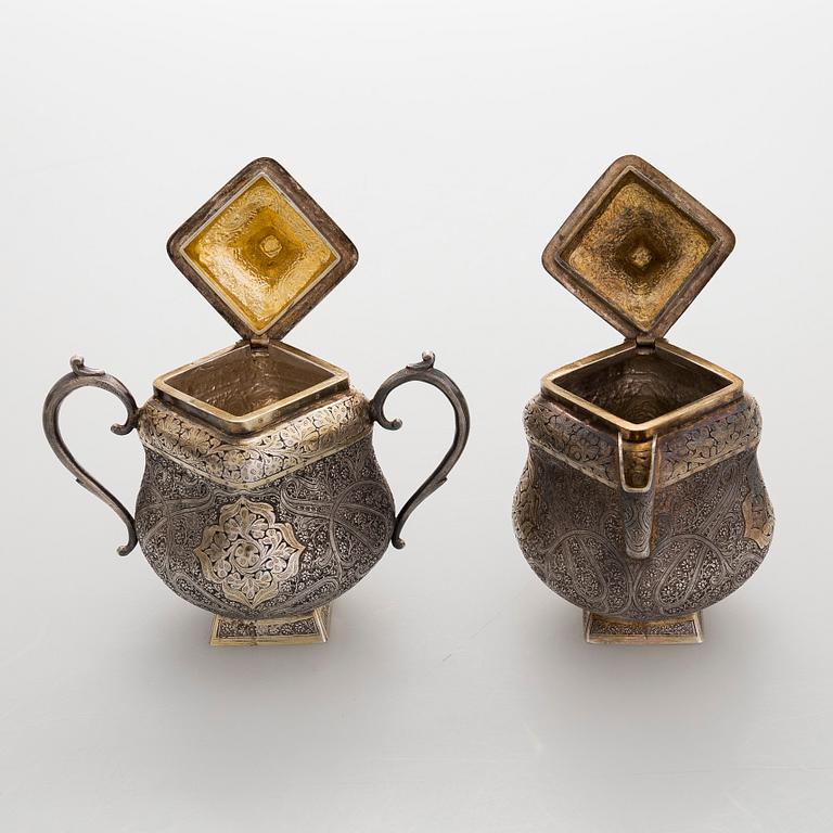 Teekalusto, 3 osaa, hopeaa, osittain kullattu, suomalaiset tarkastusleimat 1967.