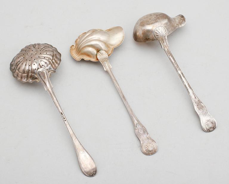 SÅSSLEVAR, 2 st samt STRÖSKED, silver, svenska stämplar, 1800-tal.  Vikt ca 148 g.