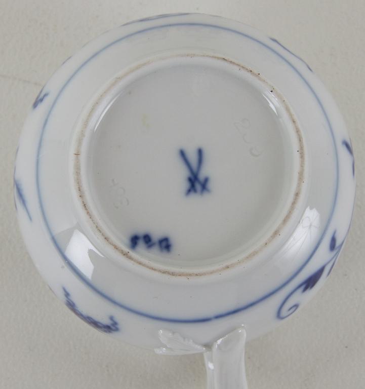 CREMEKOPPAR, 4 st, porslin, Meissen, Lökmönstret.