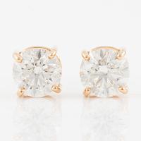 A pair of earrings in 18K gold set with round brilliant-cut diamonds.