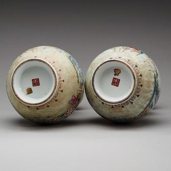 Two chinese vases, 20th Century.