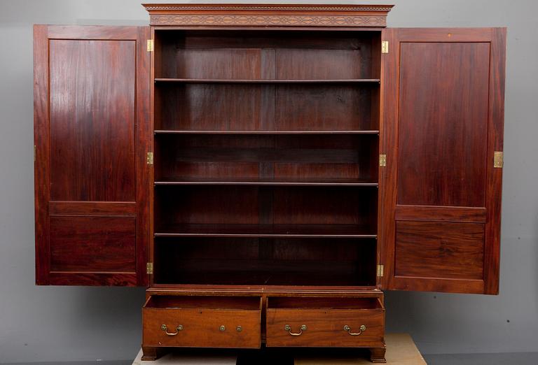 GARDEROB / SKÅP, England, 1900-talets första hälft.