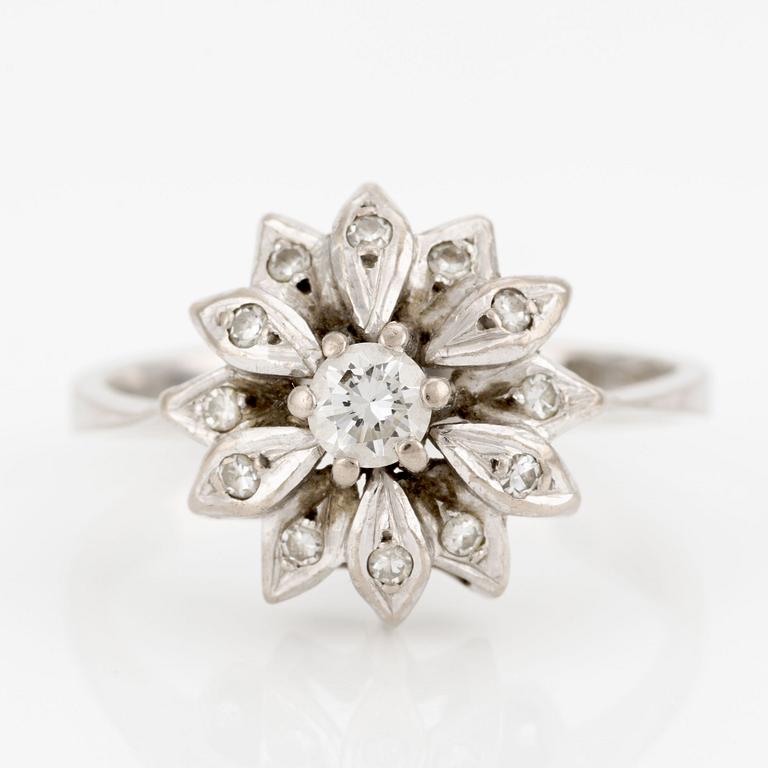 Ring, 18K white gold, star-shaped with diamonds.