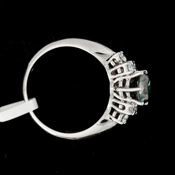 RING, 18k vitguld med färgad blågrön briljantslipad diamant ca1,17ct samt mindre diamanter tot ca0,28ct. Vikt ca5,4g.