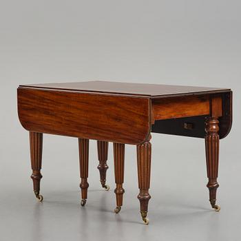 A Regency mahogany dining table, first part 19th century.