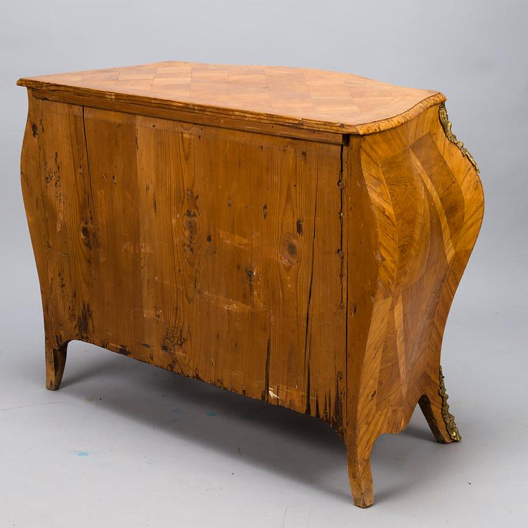 A SWEDISH CHEST OF DRAWERS, 18th Century.