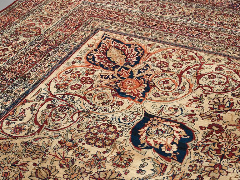 Matto an antique Kerman Laver, ca 677-688,5 x 510,5-526 cm.