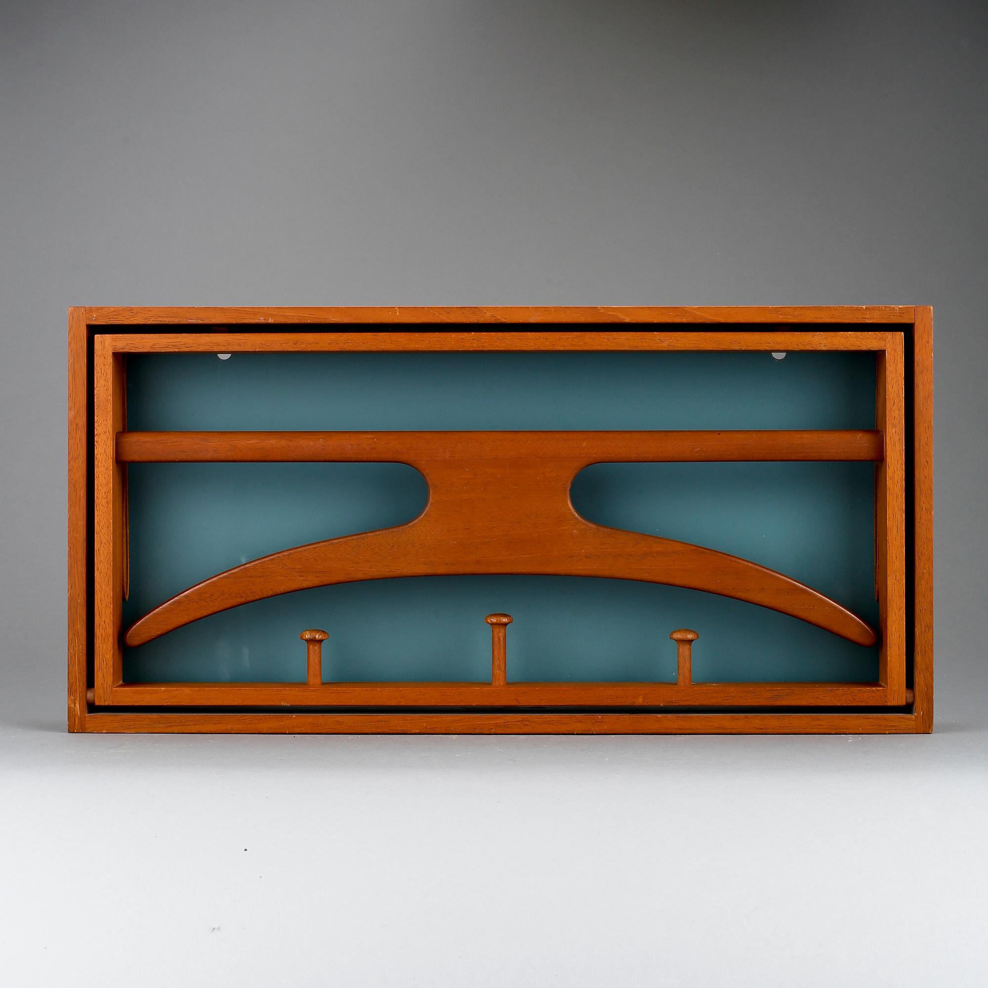 KLÄDHÄNGARE för vägg, Adam Hoff och Paul Östergaard, Virum möbelsnedkeri, 1950-60-tal.