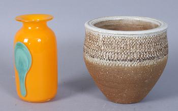 VAS, glas, sign Sigurd Persson samt SKÅL, lergods, sign Else Adrian.