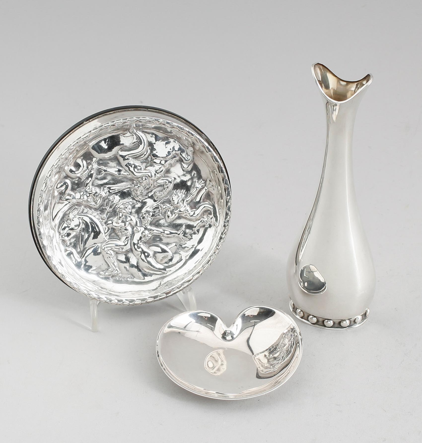 ASKFAT, VAS OCH FAT, silver och sterlingsilver, bla Stockholm 1955. Total vikt exkl askfat 94 g.