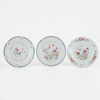 A set of 15 famille rose dinner plates, Qing dynasty, Qianlong and one Canton 19th Century.