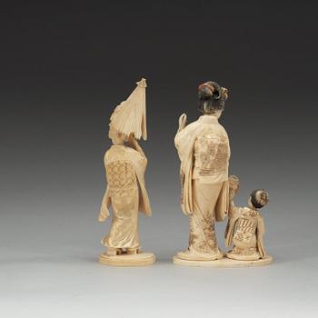 OKIMONOS, två stycken, elfenben. Japan, tidigt 1900-tal.