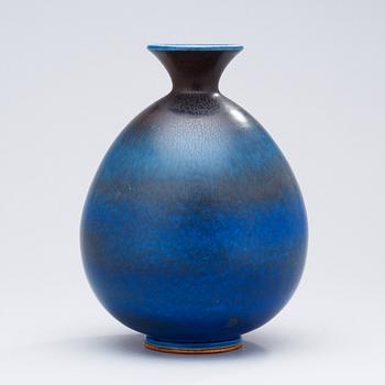 A Berndt Friberg stoneware vase, Gustavsberg Studio 1970.