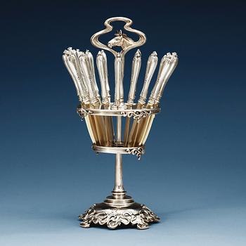 882. A set of 18 Russian parcel-gilt fruit knifs and stand, makers mark of Joseph Marshak, Moscow 1908-1917.