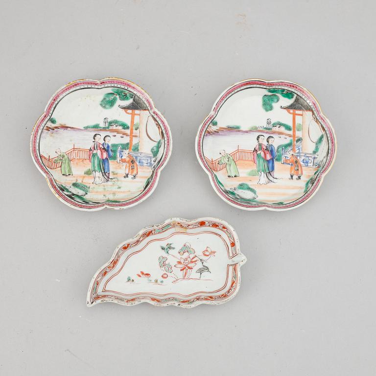 A set of three famille rose trays, Qing dynasty, Qianlong (1736-95).