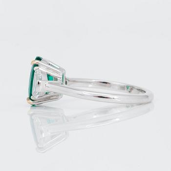 A circa 2.29ct emerald and brilliant cut diamond ring.