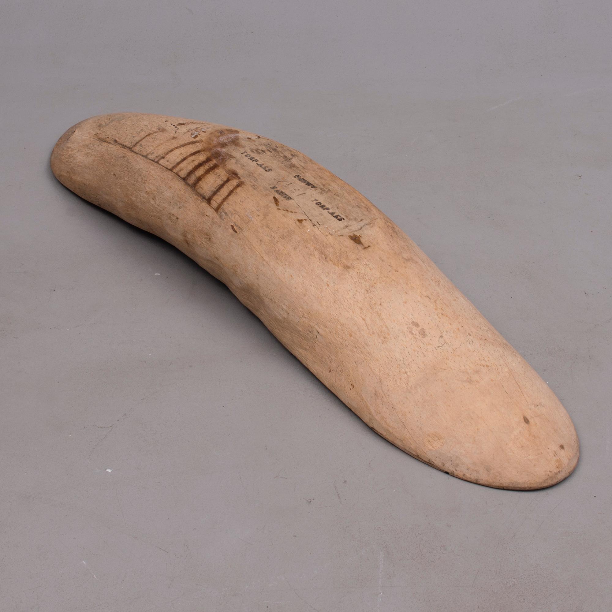 TRÅG, allmoge, obehandlat trä, i botten daterad 1849.