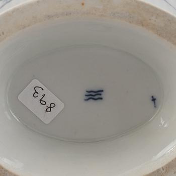 A 'Blue Fluted Plain' / 'Musselmalet rifflet' coffee pot, Royal Copenhagen, around 1800.