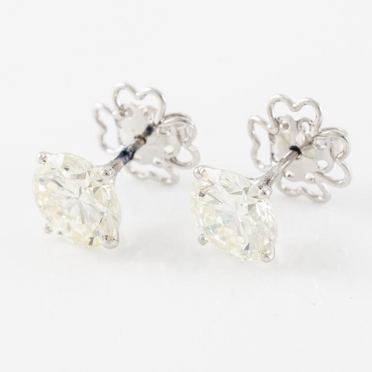 Ett par örhängen 18K vitguld med två runda briljantslipade diamanter totalvikt ca 5 ct.