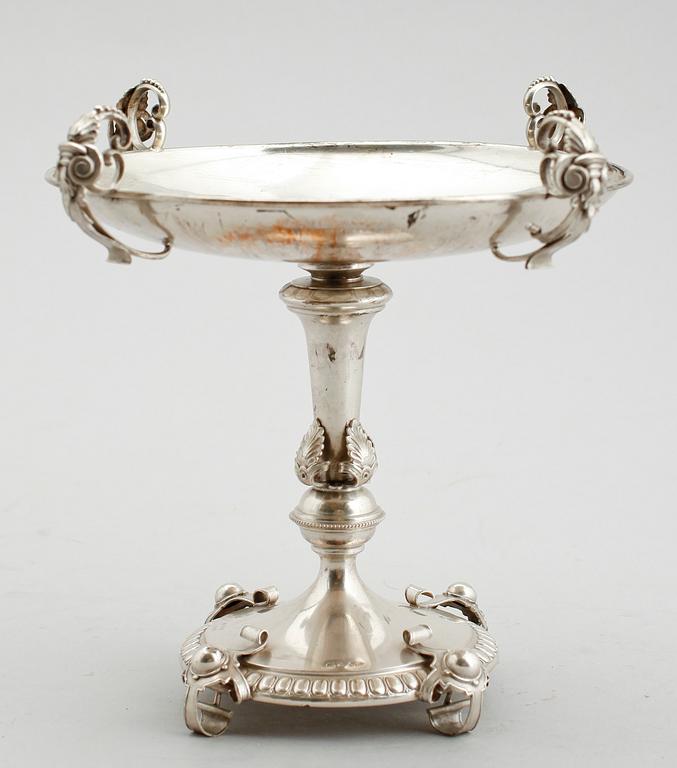 SKÅL PÅ FOT, silver, tidigt 1900-tal. Vikt ca 262 g.