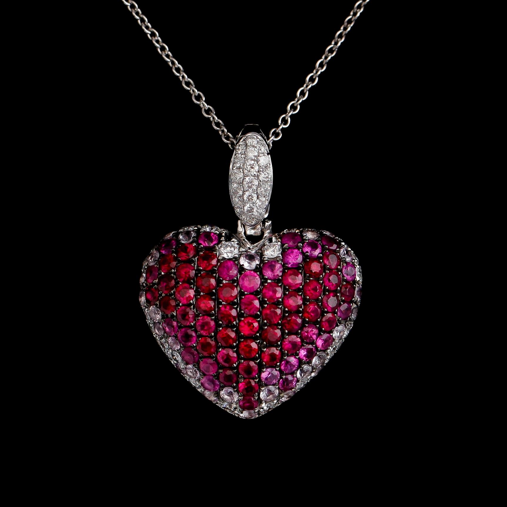 HÄNGE MED KEDJA, 18 k vitguld, briljantslipade diamanter tot ca 0,60 ct , safirer tot ca 0,68 ct och rubiner tot ca 2,31.