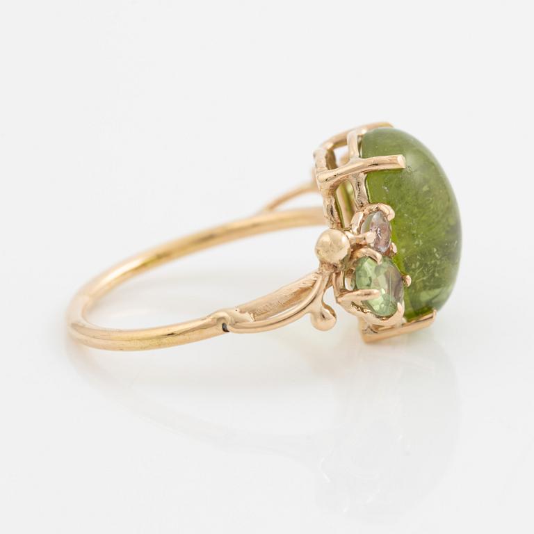Ring, Mandelstam, 18K gold with cabochon-cut peridot, tourmalines, and brilliant-cut diamonds.