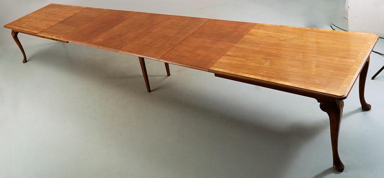 MATSALSGRUPP, 1+2+16 delar, senbarockstil, NK:s verkstäder, 1900-talets första hälft. (5 st iläggsskivor).