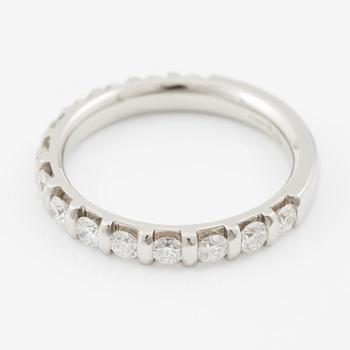 Alliance ring in platinum with round brilliant-cut diamonds, by Patrik af Forselles.