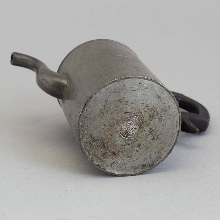 A 17TH/18TH CENTURY PEWTER CHOCOLATE POT.