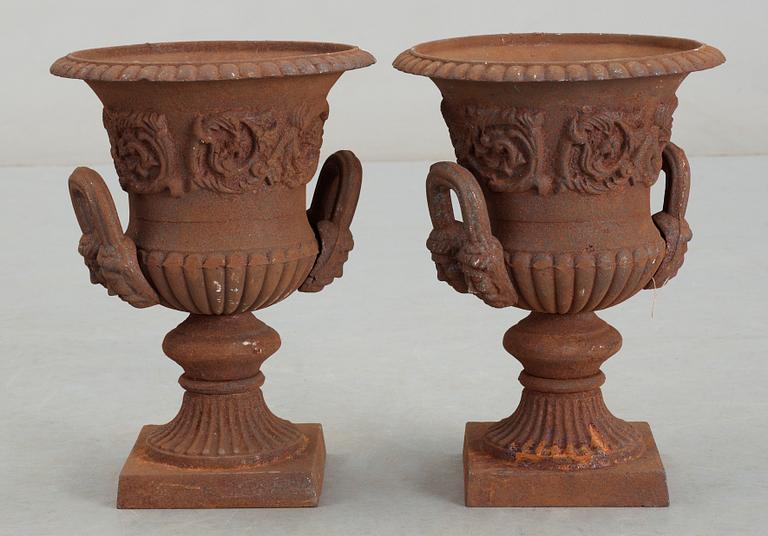 TRÄDGÅRDSURNOR, ett par, gjutjärn, 1900/2000-tal.