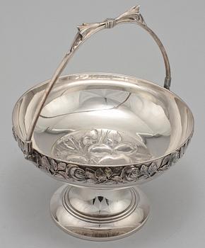 SKÅL PÅ FOT samt UPPSATSSKÅL, omkring sekelskiftet 1800/1900.