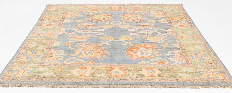 Matta, Västpersisk med "Arts and crafts mönster", ca 302 x 232 cm.