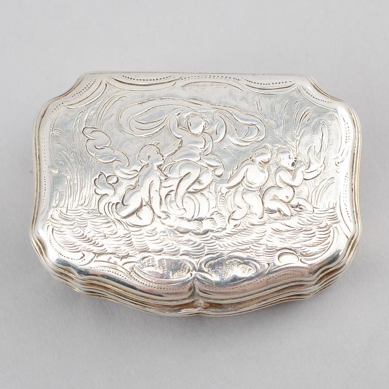 DOSA, silver, otydliga stämplar, möjligen Frankrike, rokoko, 1700-tal. Vikt ca 51 gram.