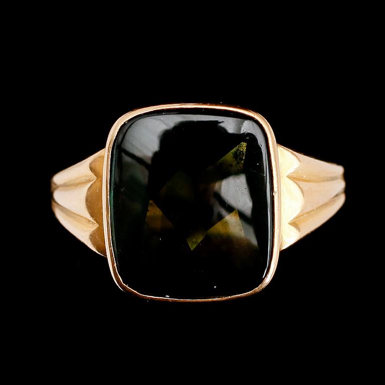 KLACKRING, 23 k guld, 1904, grön sten. Total vikt ca 12 g.