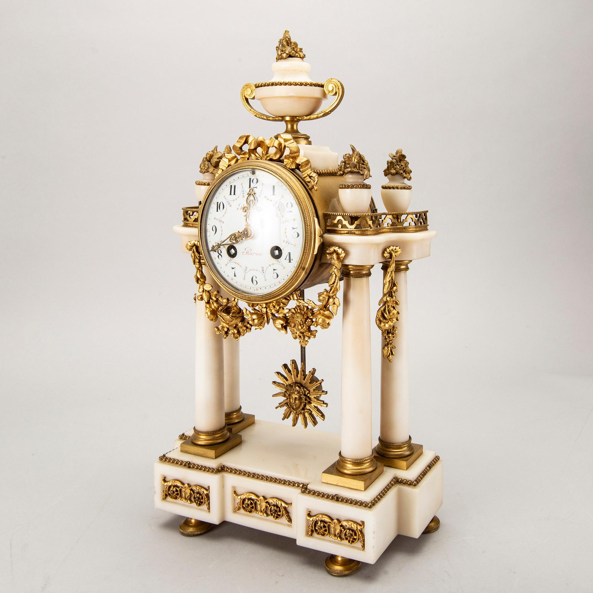BORDSPENDYL, Planchon, Paris, Louis XVI-stil, omkring 1900.